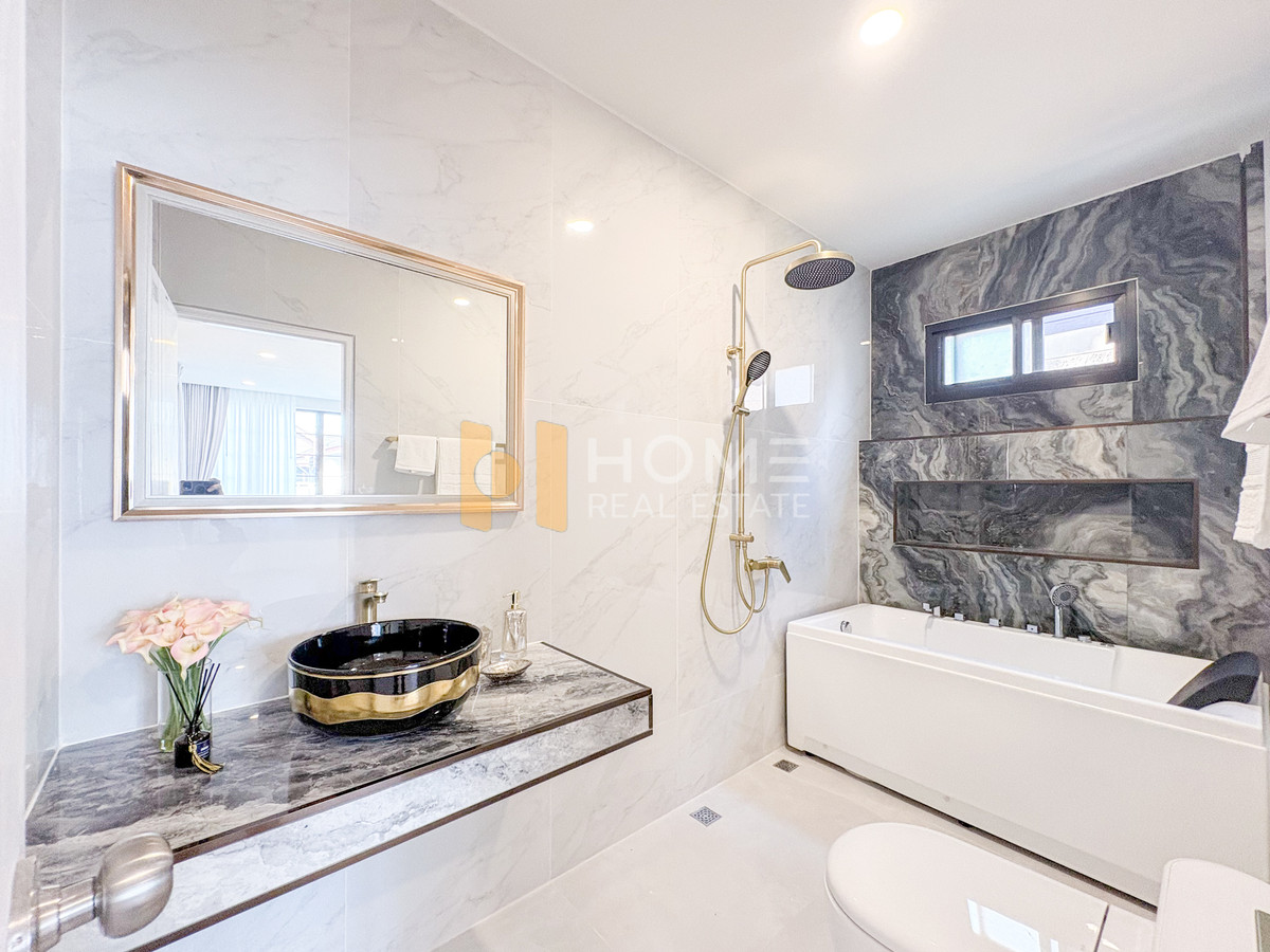 ขายบ้านลาดพร้าว เซ็นทรัลลาดพร้าว : บ้านเดี่ยวพร้อมที่ดิน นาคนิวาส 48 / 5 ห้องนอน (ขาย), Single house with land Nakniwat 48 / 5 Bedrooms (FOR SALE) TPM330