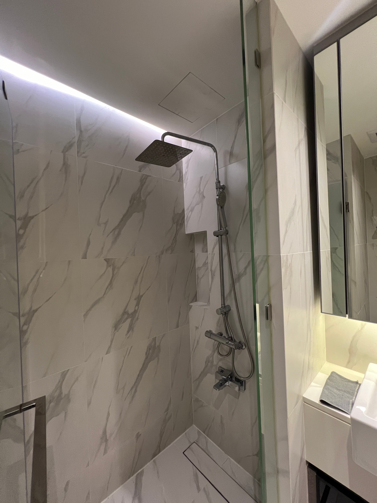 For RentCondoSukhumvit, Asoke, Thonglor : Luxury condo for rent, separated room with bathtub, Thonglor area