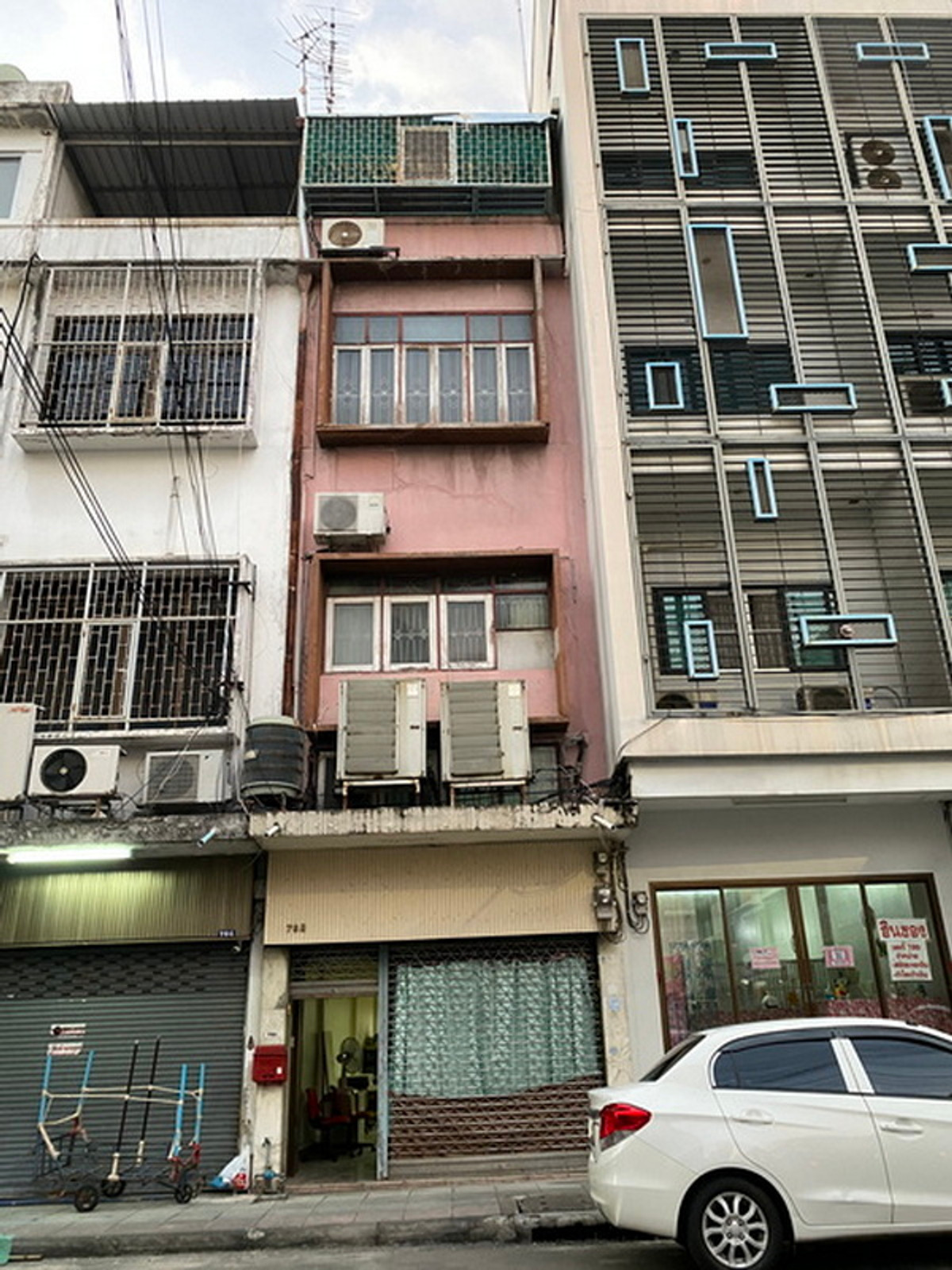 For SaleShop HouseYaowarat, Banglamphu : 3.5 floors shophouse for sale, 15.6 Tarangwah, 220 m. to MRT Samyot