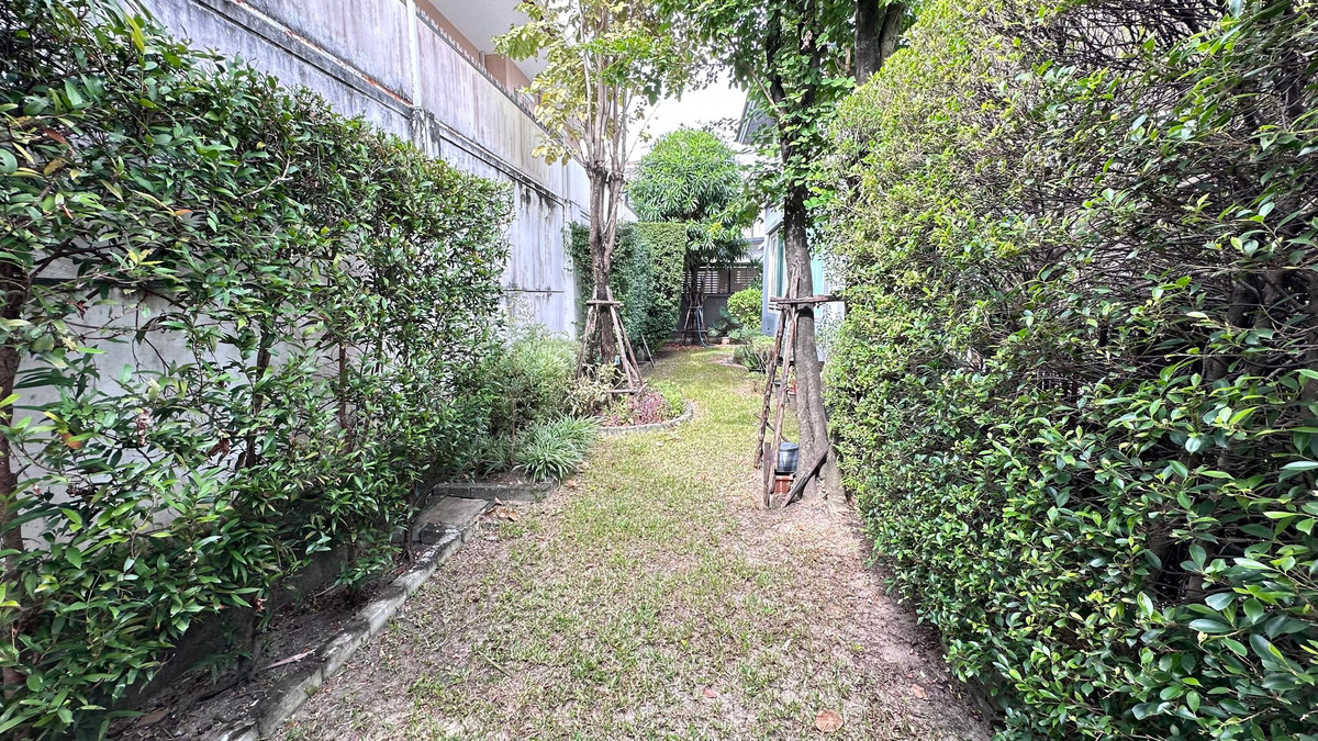 For SaleHouseLadkrabang, Suwannaphum Airport : Corner house, 57.2 sq m, 3 bedrooms, 3 bathrooms, 2-story detached house, Manthana On Nut, Wongwaen 4