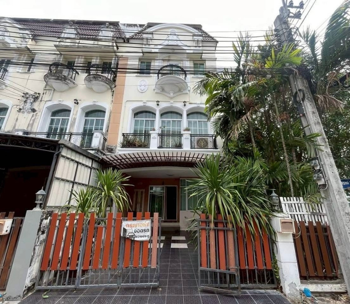 ให้เช่าทาวน์โฮมลาดกระบัง สุวรรณภูมิ : ให้เช่าทาวน์โฮม The Metro Rama 9 ใกล้เดอะไนน์เซ็นเตอร์พระราม 9​ และ Airport link 