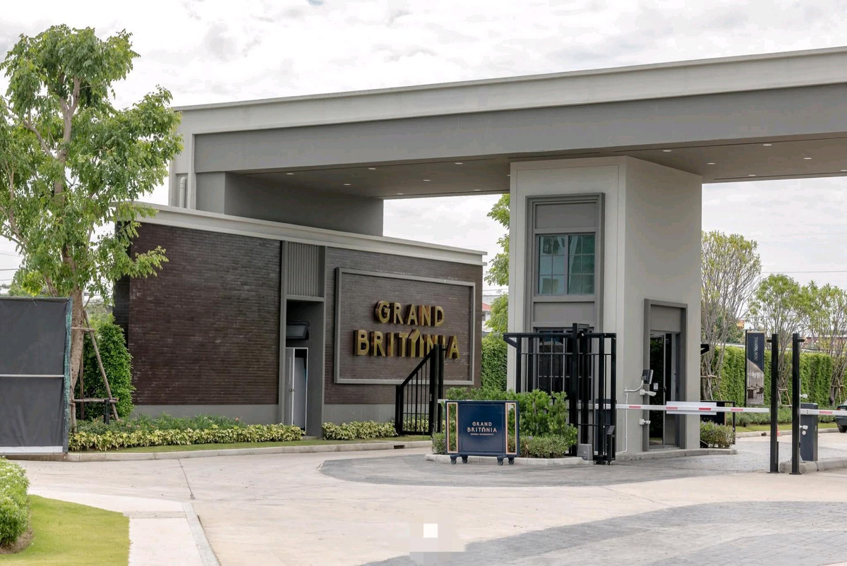 For SaleSamut Prakan,Samrong : The house is decorated and ready to move in. Semi-detached house, detached house function Grand Britannia Bangna-Suvarnabhumi