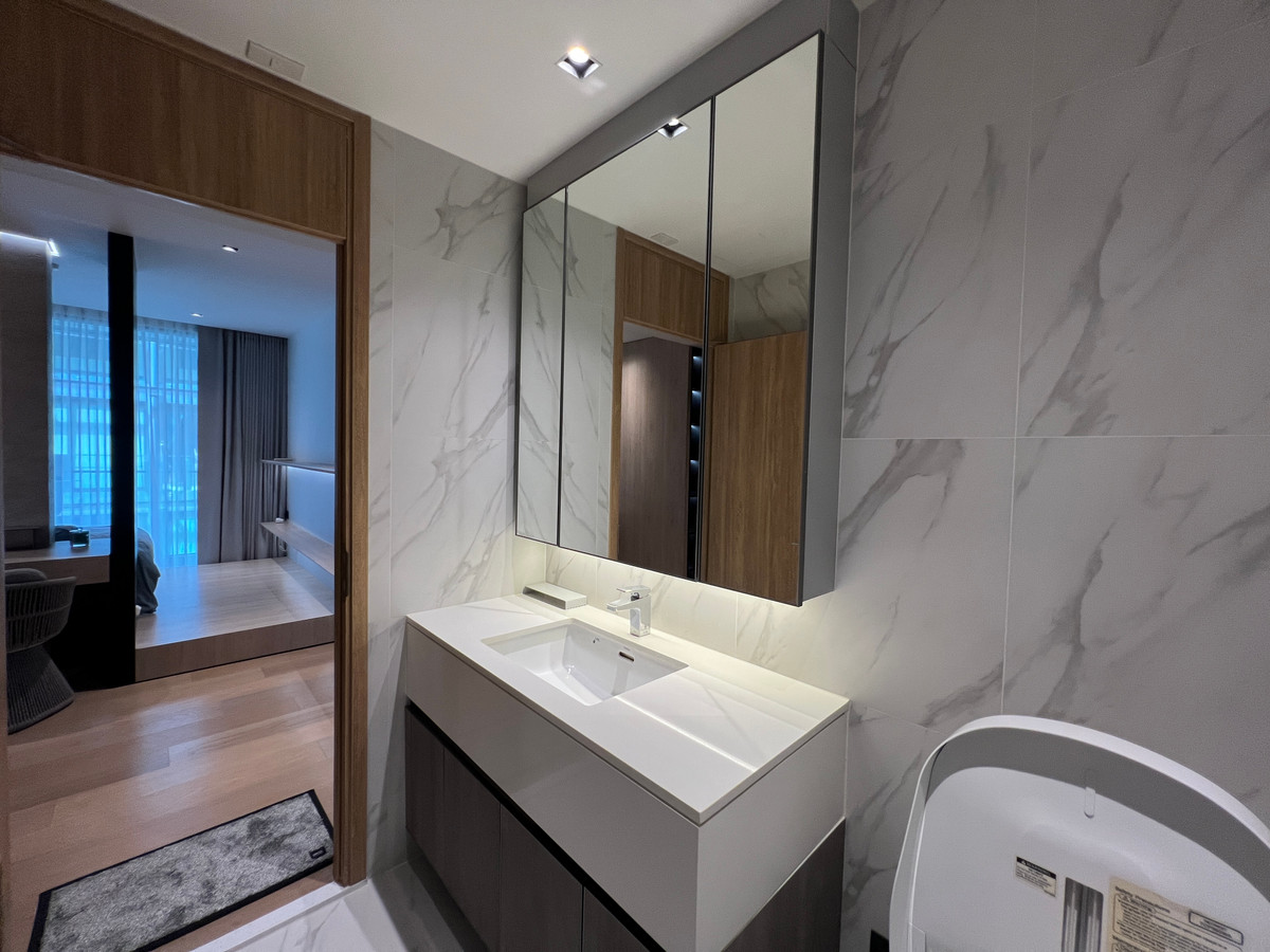 For SaleCondoSukhumvit, Asoke, Thonglor : Luxury condo for sale, room divided into proportions, with bathtub, Thonglor area