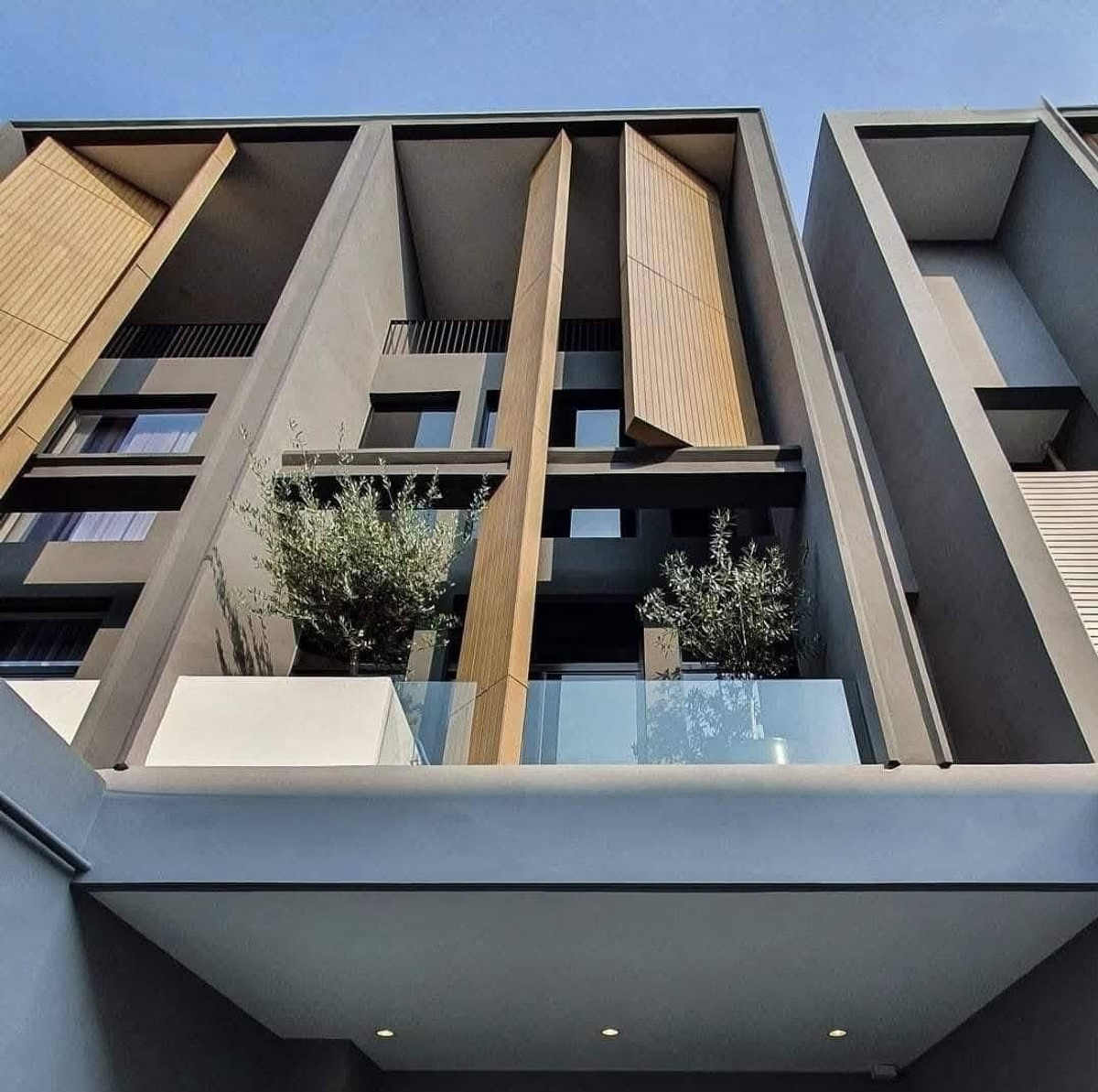 For RentHousePinklao, Charansanitwong : Ready to move in May. Premium townhome on Plai Bang Road. Only 69 units in the project.