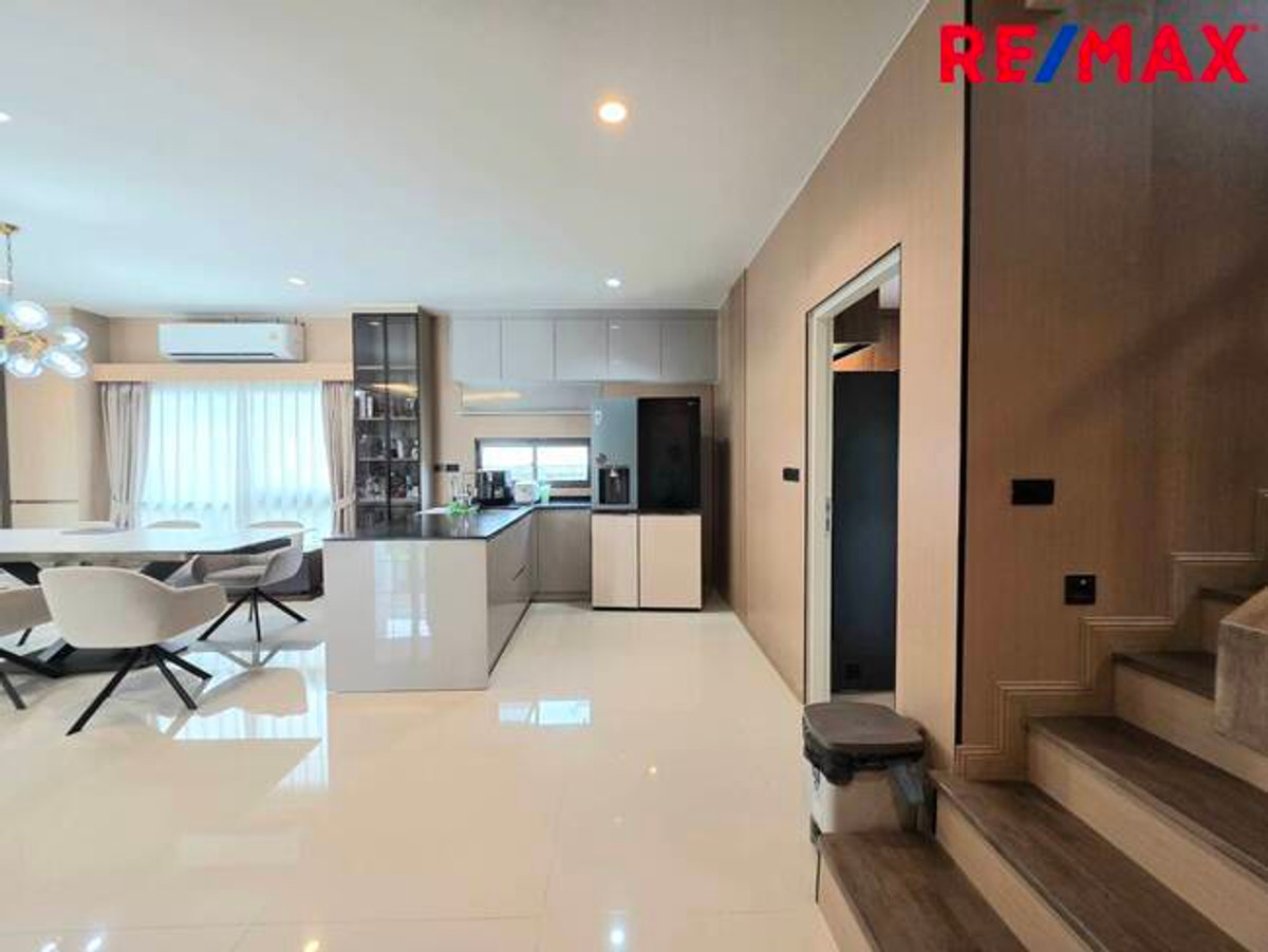 For SaleHousePathum Thani,Rangsit, Thammasat : Single house for sale, Setthasiri Project, Bangkok-Pathum Thani, special price, house age only 1 year.