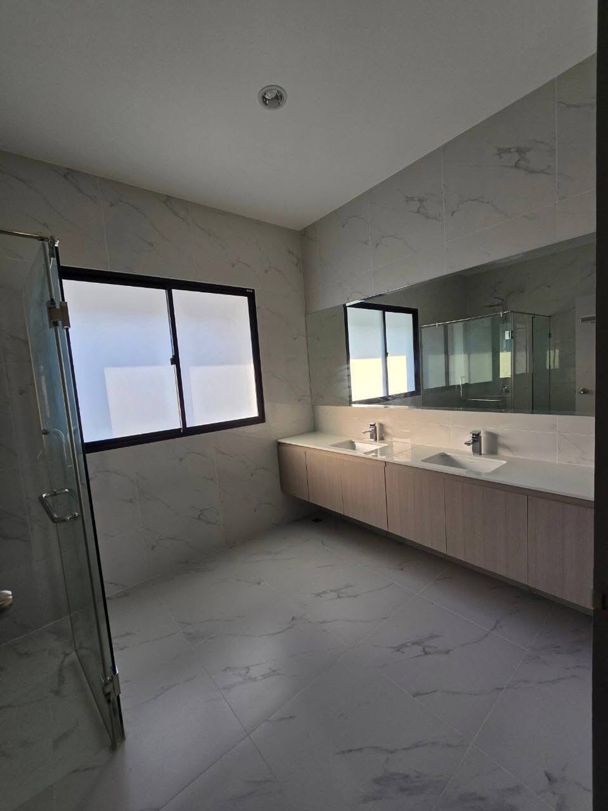 ให้เช่าบ้านปิ่นเกล้า จรัญสนิทวงศ์ : ทาวน์โฮม พรีเมี่ยม โถงสูง6.5เมตร 3ห้องนอน 4ห้องน้ำ ถนนปลายบาง มีแค่ 69 หลังในโครงการเท่านั้น 