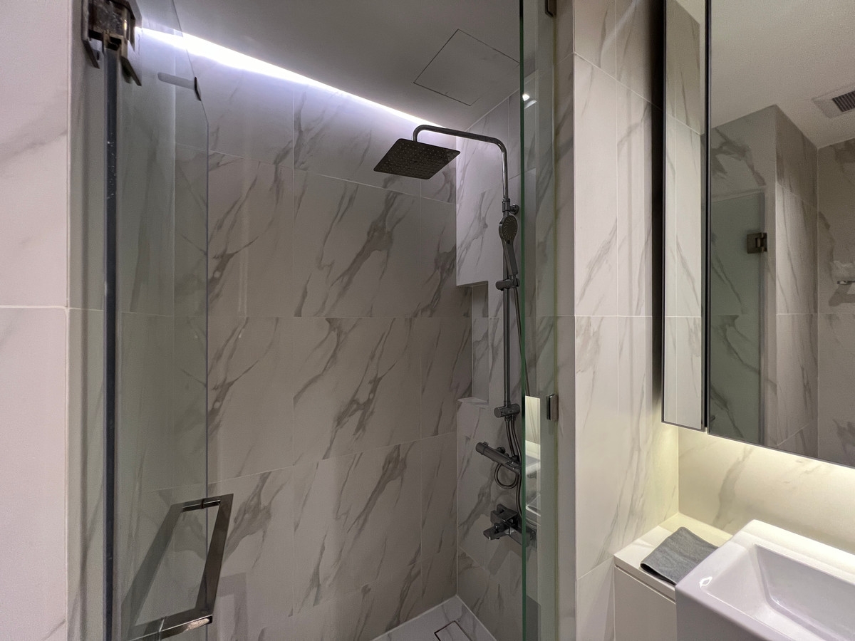 For SaleCondoSukhumvit, Asoke, Thonglor : Luxury condo for sale, room divided into proportions, with bathtub, Thonglor area