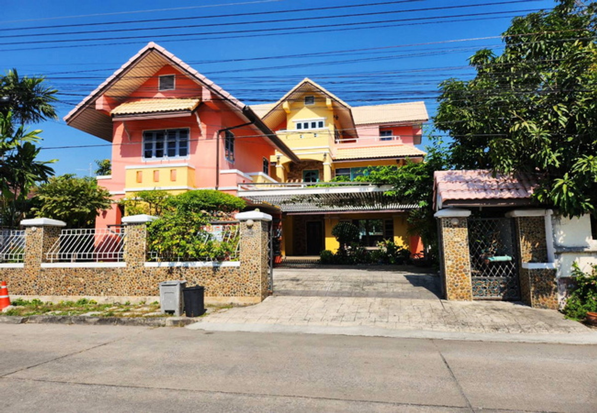 For SaleHousePathum Thani,Rangsit, Thammasat : Single house for sale Muang Ake Village, Soi Phahonyothin 87, area 150 sq m, 3 floors, 6 bedrooms, 5 bathrooms, price negotiable.
