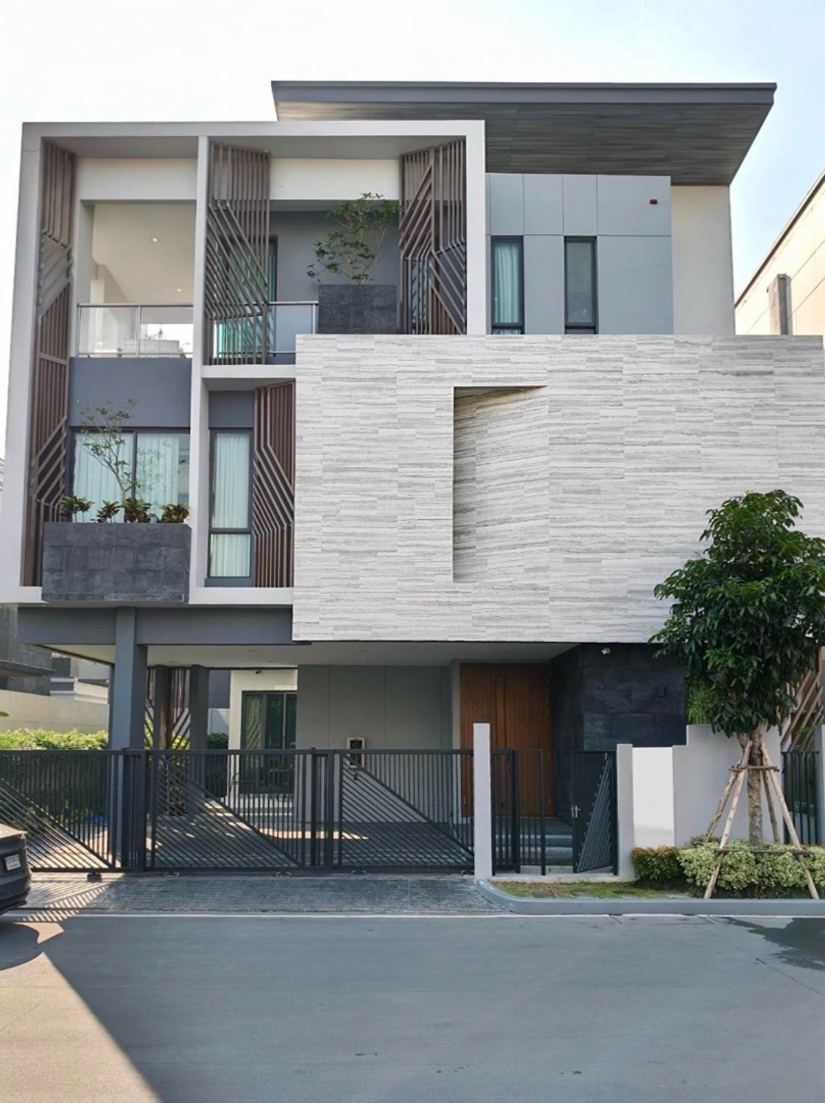 For RentHousePattanakan, Srinakarin : Luxury house for rent, Phatthanakan, 5 minutes near Thonglor.