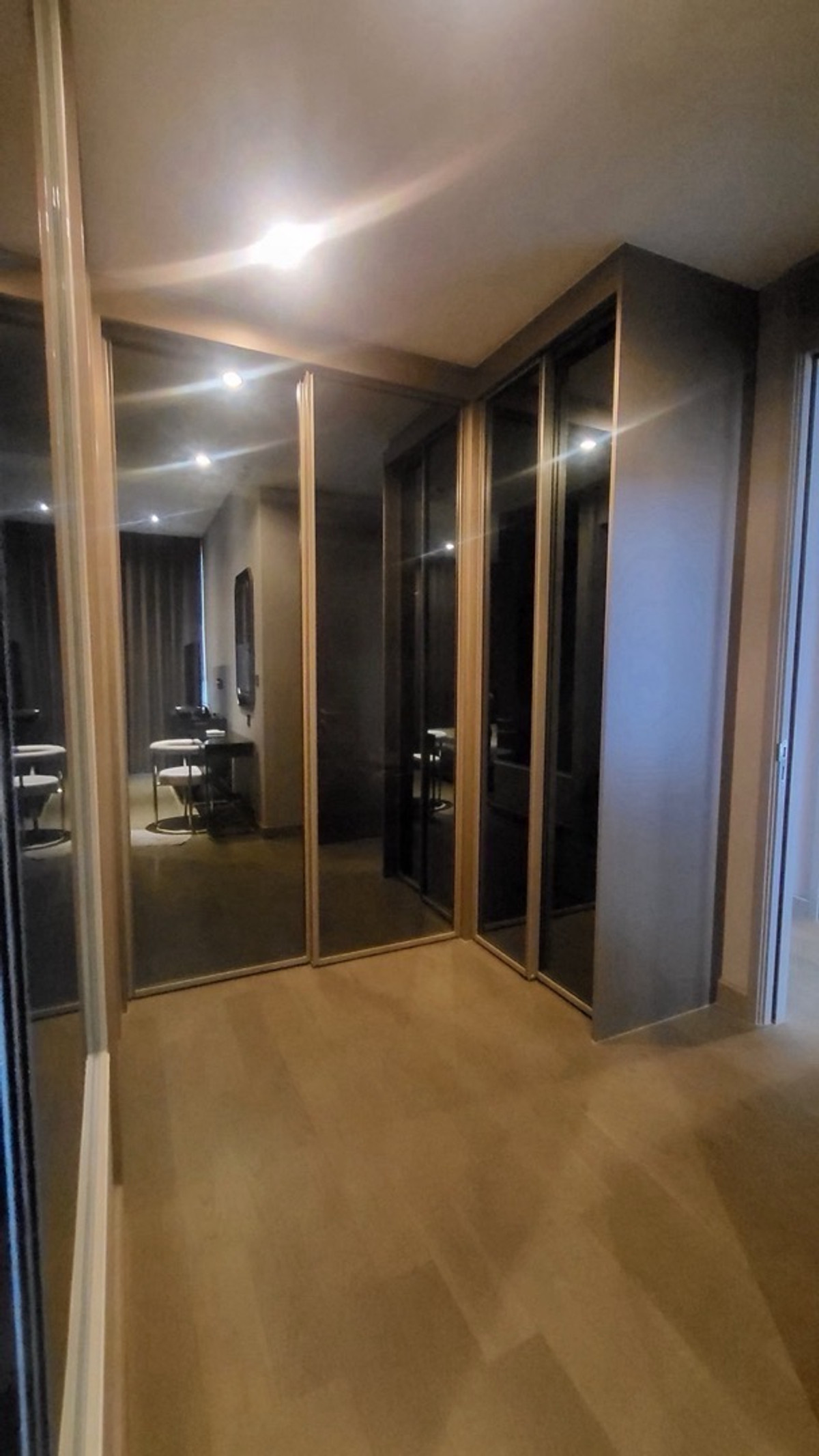 For RentCondoRama9, Petchburi, RCA : The Esse at Singha Complex. for rent 0816037454