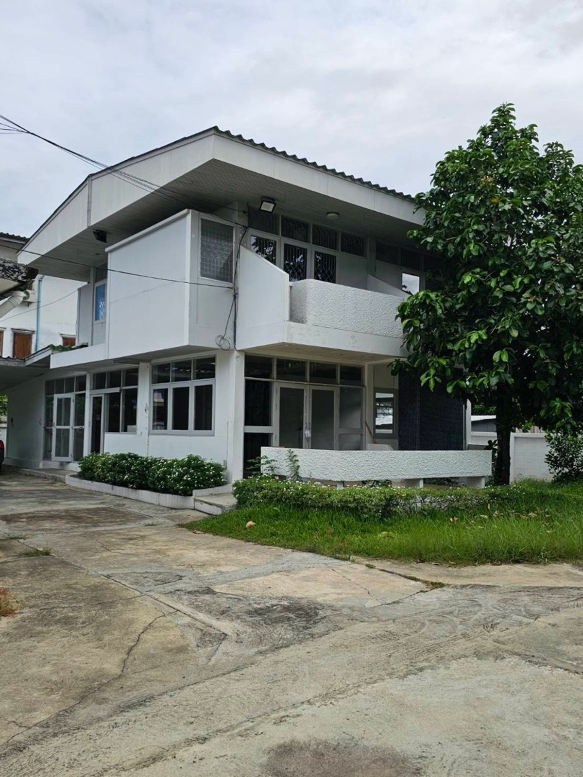 For RentHome OfficeLadprao, Central Ladprao : 📍For rent | Empty space, commercial building for rent, size 200 square meters.