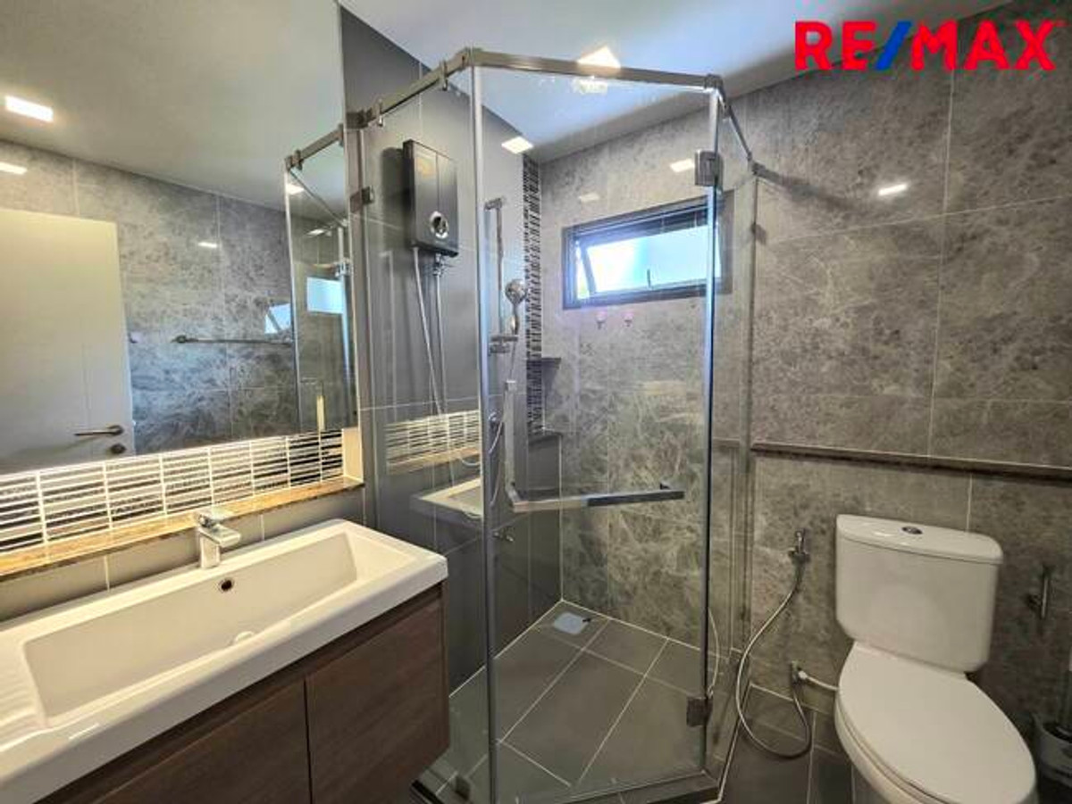 For SaleHousePathum Thani,Rangsit, Thammasat : Single house for sale, Setthasiri Project, Bangkok-Pathum Thani, special price, house age only 1 year.