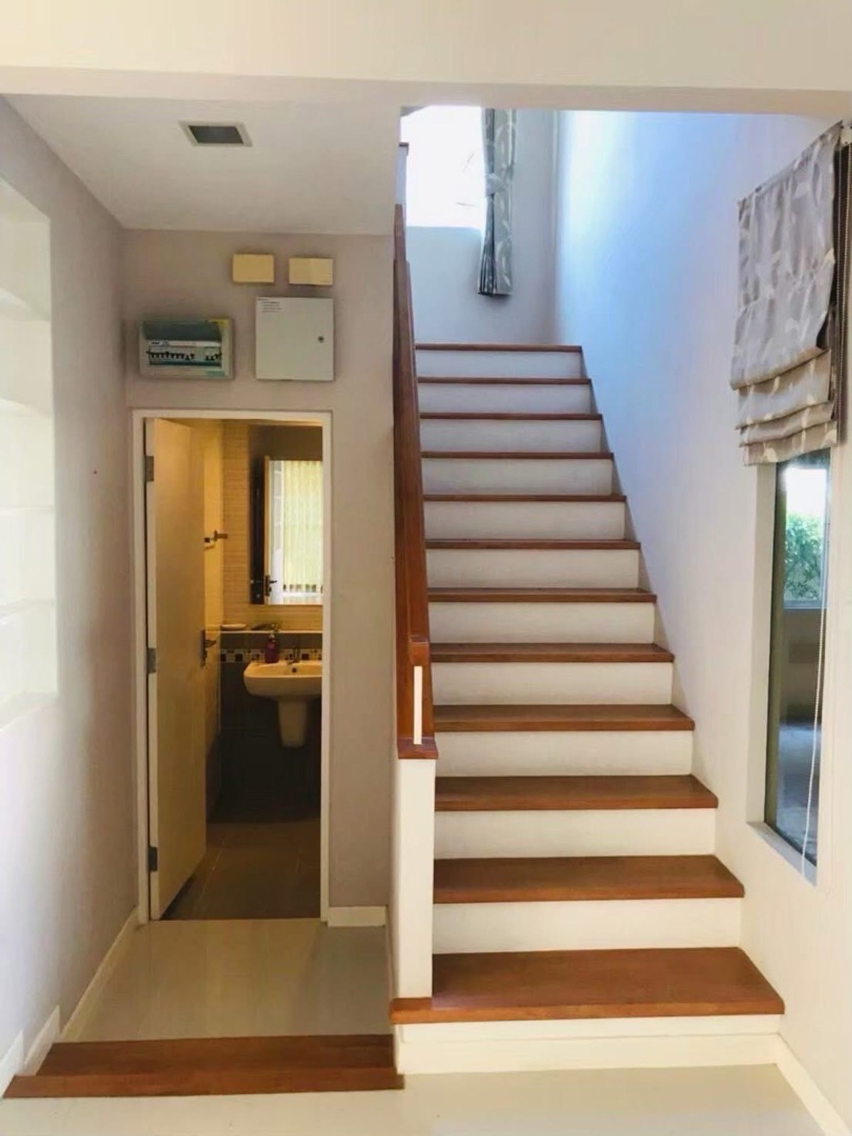 ให้เช่าบ้านนวมินทร์ รามอินทรา : ให้เช่าบ้านเดี่ยว 2 ชั้น🏞️หมู่บ้านมัณฑนา เลค วัชรพล ถนนสุขาภิบาล 5เนื้อที่ 52.4 ตารางวา
38,000 บาท