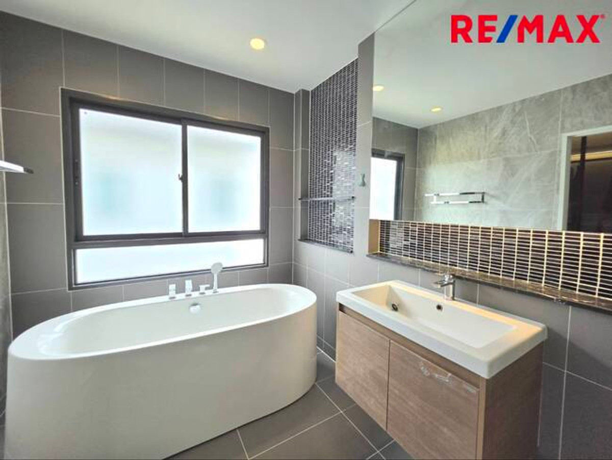 For SaleHousePathum Thani,Rangsit, Thammasat : Single house for sale, Setthasiri Project, Bangkok-Pathum Thani, special price, house age only 1 year.