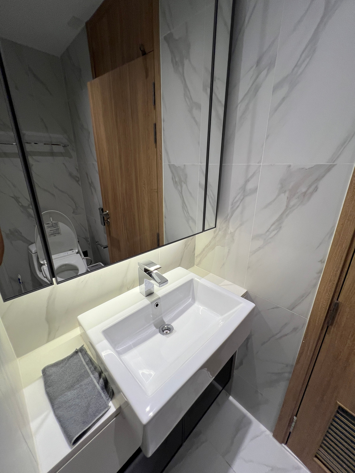 For RentCondoSukhumvit, Asoke, Thonglor : Luxury condo for rent, separated room with bathtub, Thonglor area