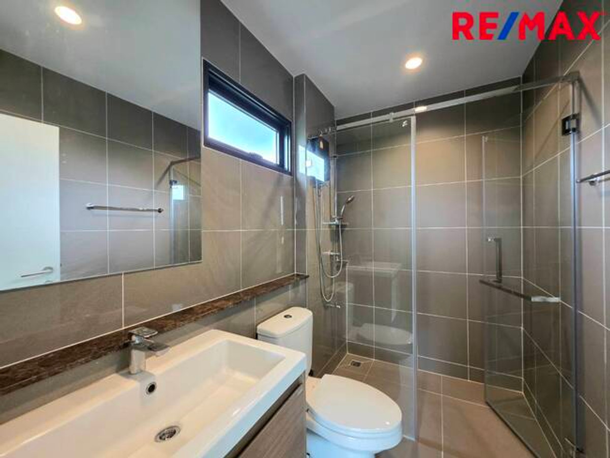 For SaleHousePathum Thani,Rangsit, Thammasat : Single house for sale, Setthasiri Project, Bangkok-Pathum Thani, special price, house age only 1 year.