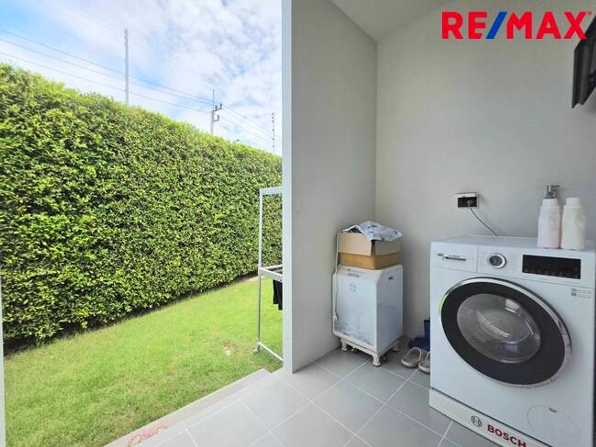 For SaleHousePathum Thani,Rangsit, Thammasat : Single house for sale, Setthasiri Project, Bangkok-Pathum Thani, special price, house age only 1 year.