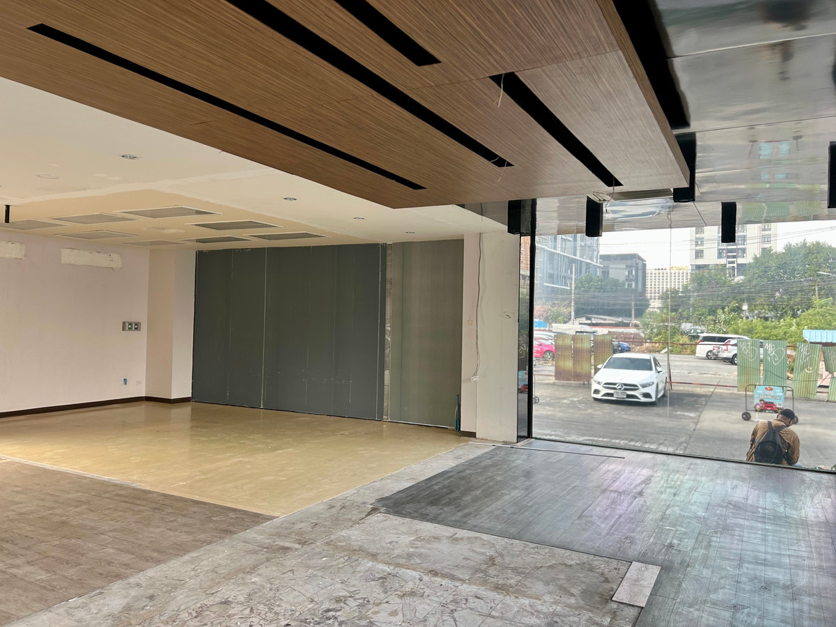 ให้เช่าโชว์รูมรัชดา ห้วยขวาง : 🌟ปล่อยเช่าพื้นที่สำหรับทำ Showroom/office/clinic ริมถนนรัชดาภิเสก(ใกล้แยกสุทธิสาร) 