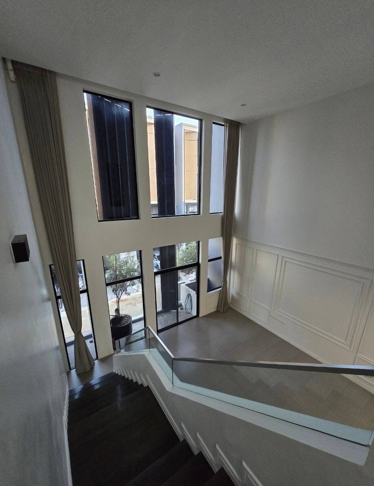 ให้เช่าบ้านปิ่นเกล้า จรัญสนิทวงศ์ : ทาวน์โฮม พรีเมี่ยม โถงสูง6.5เมตร 3ห้องนอน 4ห้องน้ำ ถนนปลายบาง มีแค่ 69 หลังในโครงการเท่านั้น 