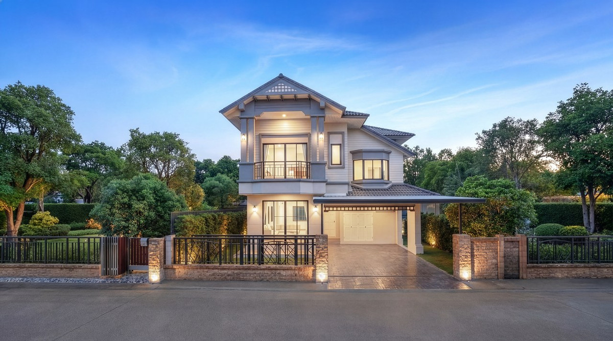 For SaleHouseRattanathibet, Sanambinna : Newly renovated house, Thanasiri Village, Rattanathibet, area 52 sq m / 187 sq m, 3 bedrooms, 3 bathrooms, parking for 2 cars, on a location next to Rattanathibet Road. Near the Purple Line "Bang Rak Yai Station" and the expressway entry point &