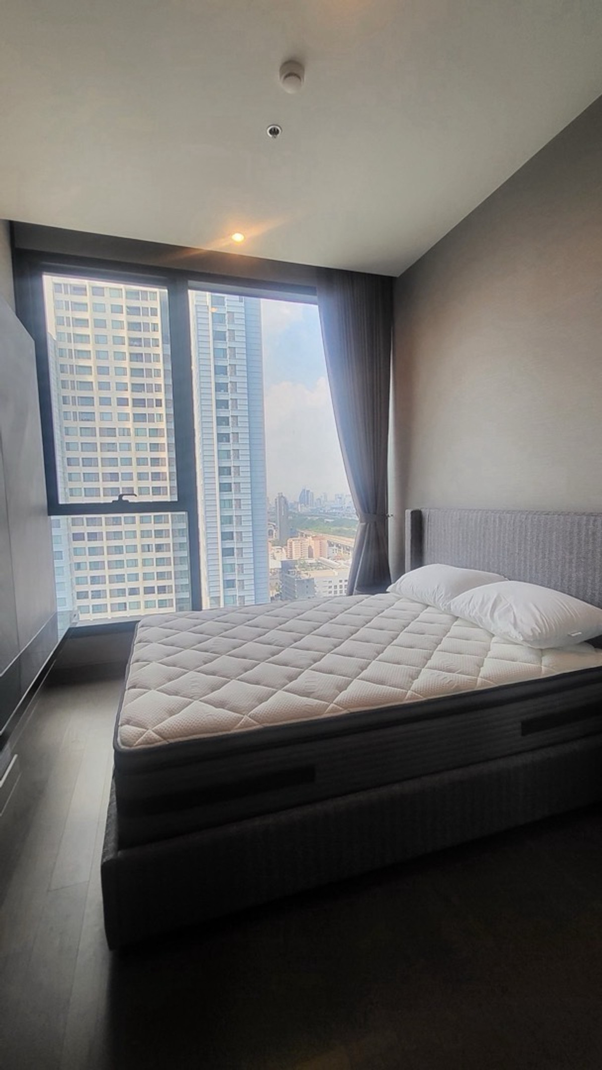 For RentCondoRama9, Petchburi, RCA : The Esse at Singha Complex. for rent 0816037454