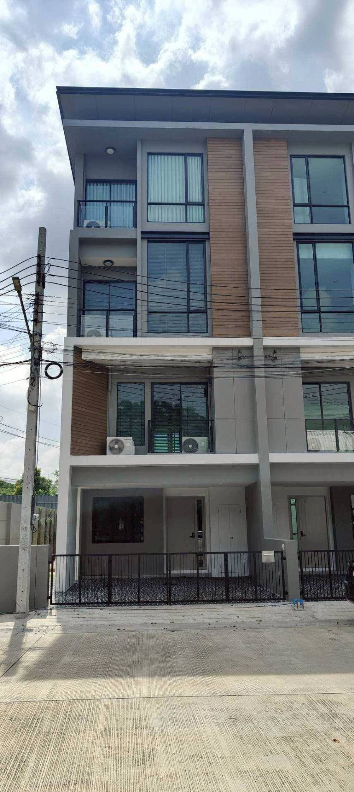 ให้เช่าทาวน์โฮมนวมินทร์ รามอินทรา : ทาวน์โฮม 3.5 ชั้น ห้องมุม พร้อมเฟอร์นิเจอร์ ตกแต่งสวยงาม ให้เช่า ย่านรามอินทรา-บางเขน ใกล้แม็คโคร เทพรักษ์ เพียง 300 เมตร