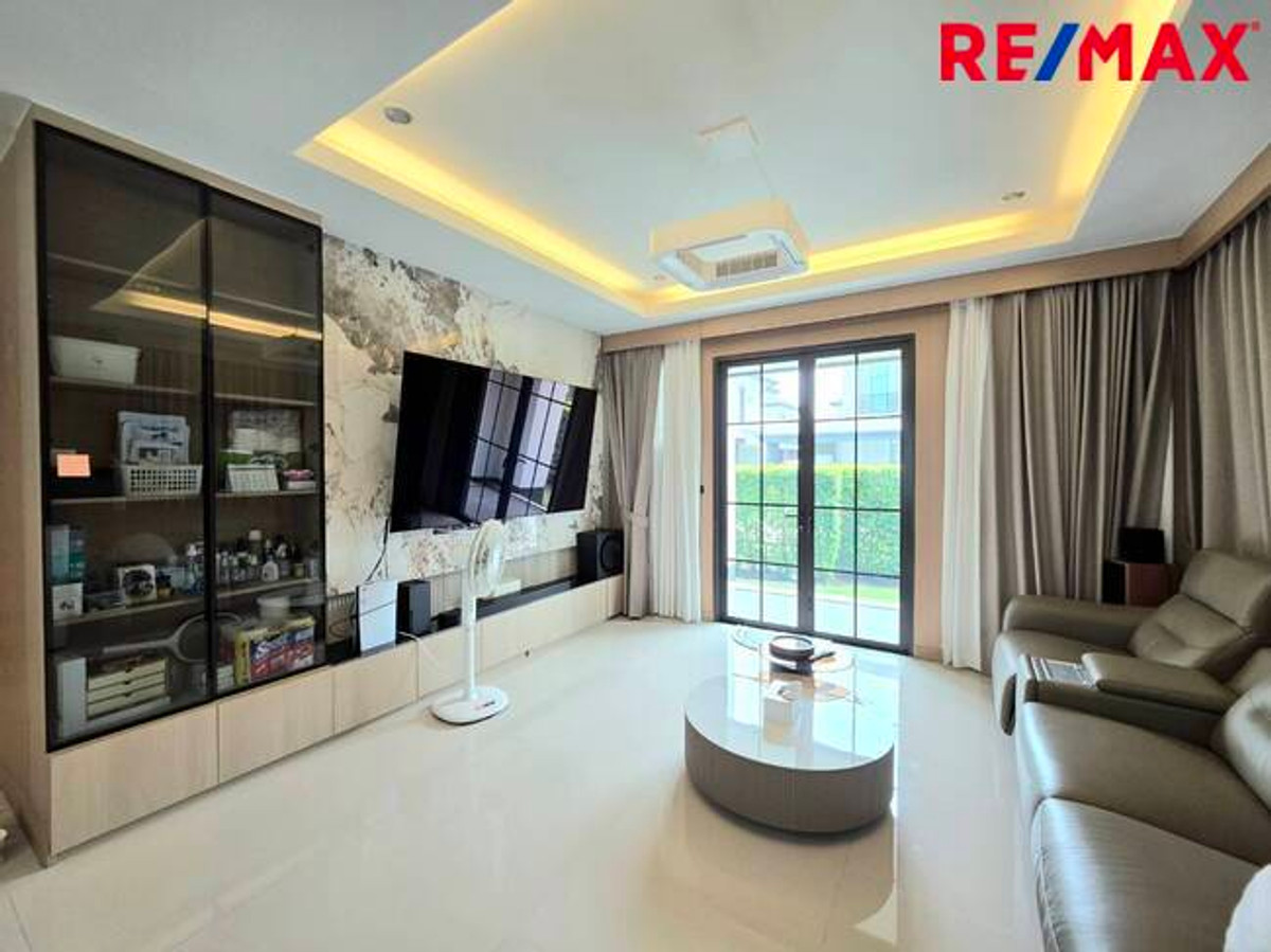 For SaleHousePathum Thani,Rangsit, Thammasat : Single house for sale, Setthasiri Project, Bangkok-Pathum Thani, special price, house age only 1 year.