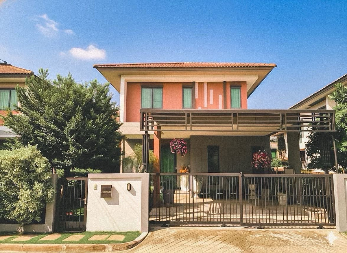 For SaleHouseBangna, Bearing, Lasalle : Urgent sale, detached house, Burasiri Wongwaen-On Nut, 2-story detached house, 51 sq m, 3 bedrooms, 3 bathrooms, has a walk-in closet, can park 2 cars in the house, beautifully decorated house. No need to add. Ready to move in, price 6,200,000 baht.