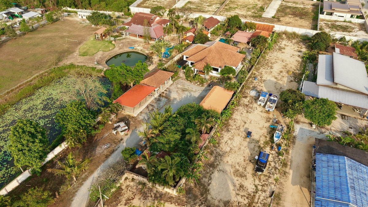 For SalePattaya, Bangsaen, Chonburi : Pool villa with large land Huai Yai country house zone