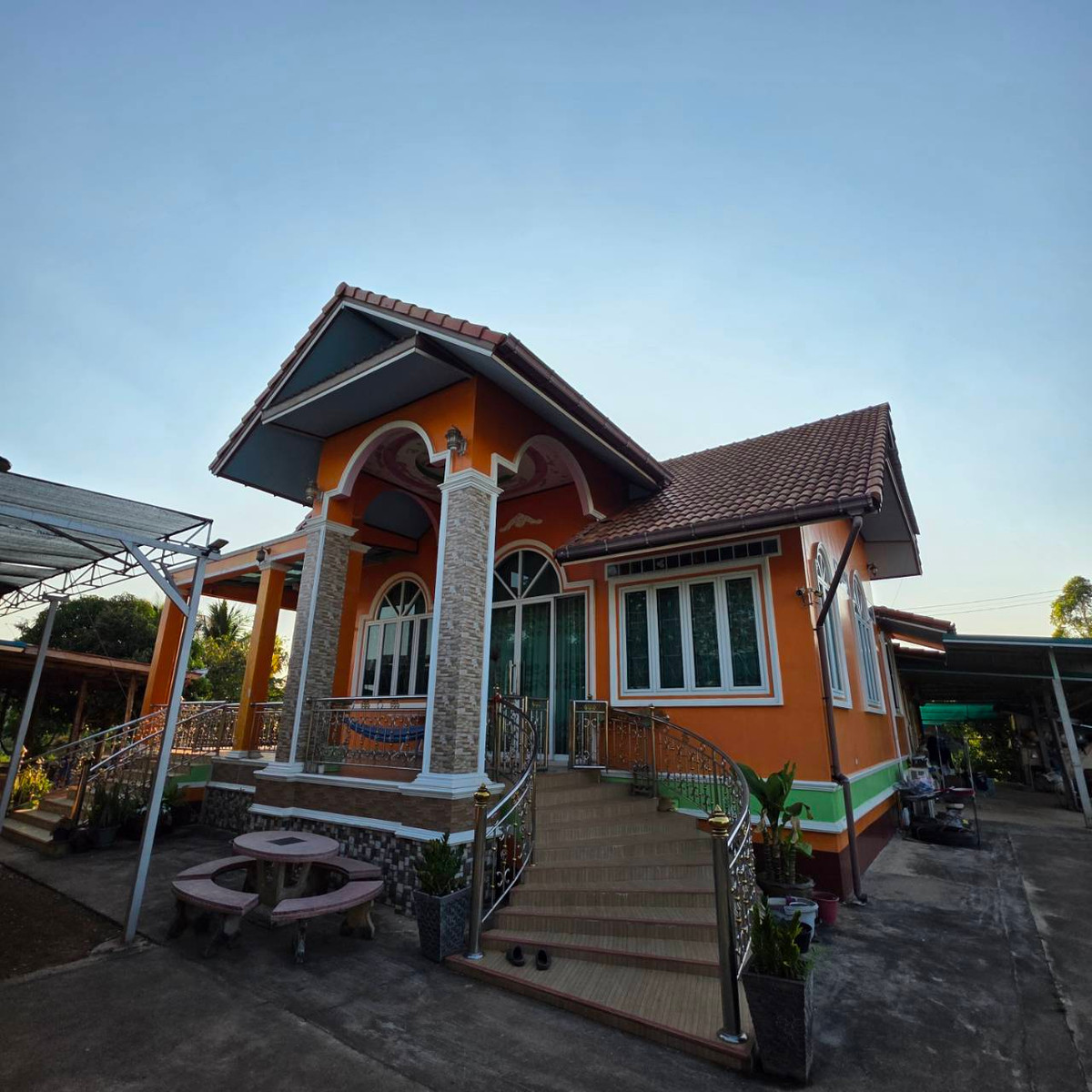 ขายบ้านสกลนคร : บ้านพร้อมที่ดิน เนื้อที่ 1 ไร่ 275 ตารางเมตร