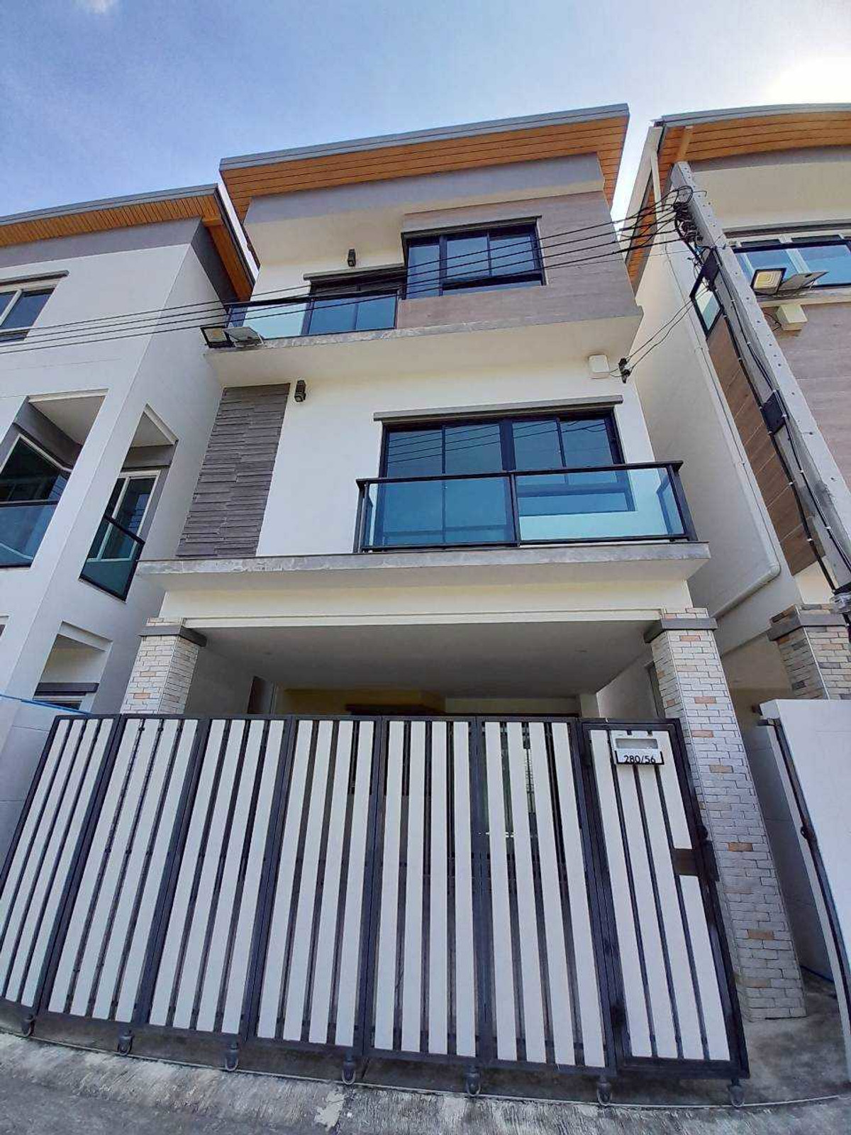 For SaleHouseChokchai 4, Ladprao 71, Ladprao 48, : Urgent sale! 3-story detached house, Lat Phrao 87🏡📍 | Opposite Central Eastville, next to the Yellow Line ✨🚆