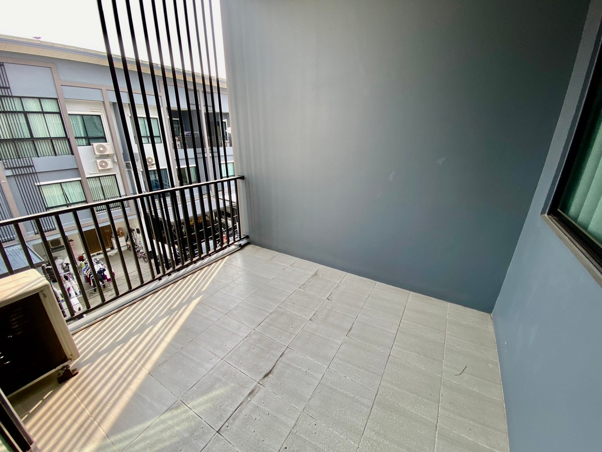 ให้เช่าทาวน์โฮมนวมินทร์ รามอินทรา : ให้เช่า ทาวน์โฮม 3 ชั้น สัมมากร อเวนิว รามอินทรา–วงแหวน เข้าออกได้หลายทาง คู้บอน เลียบด่วนกาญจนา ใกล้แฟชั่นไอส์แลนด์ รถไฟฟ้าสีชมพู และใกล้ทางด่วนฉลองรัชเพียง 5 นาที