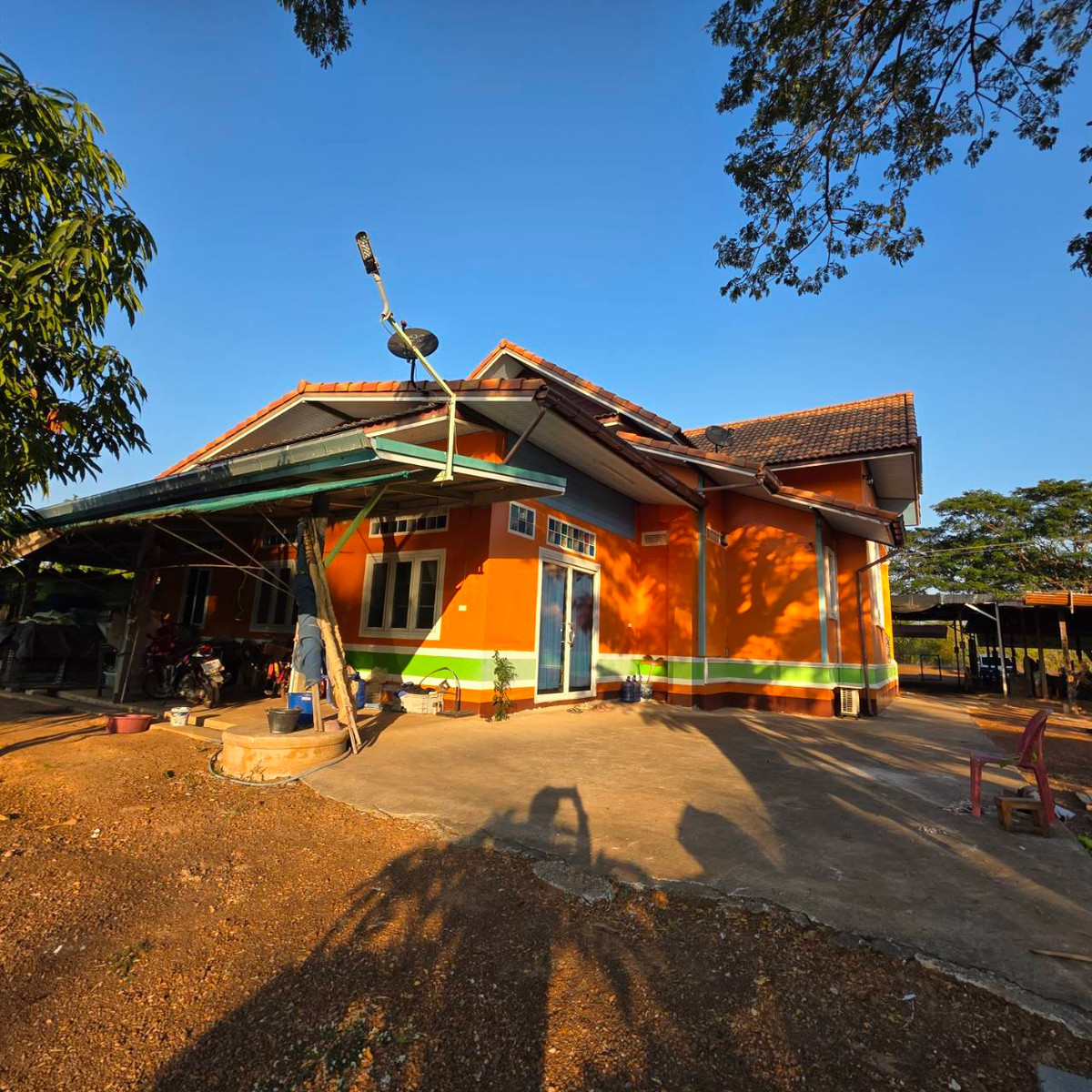 ขายบ้านสกลนคร : บ้านพร้อมที่ดิน เนื้อที่ 1 ไร่ 275 ตารางเมตร