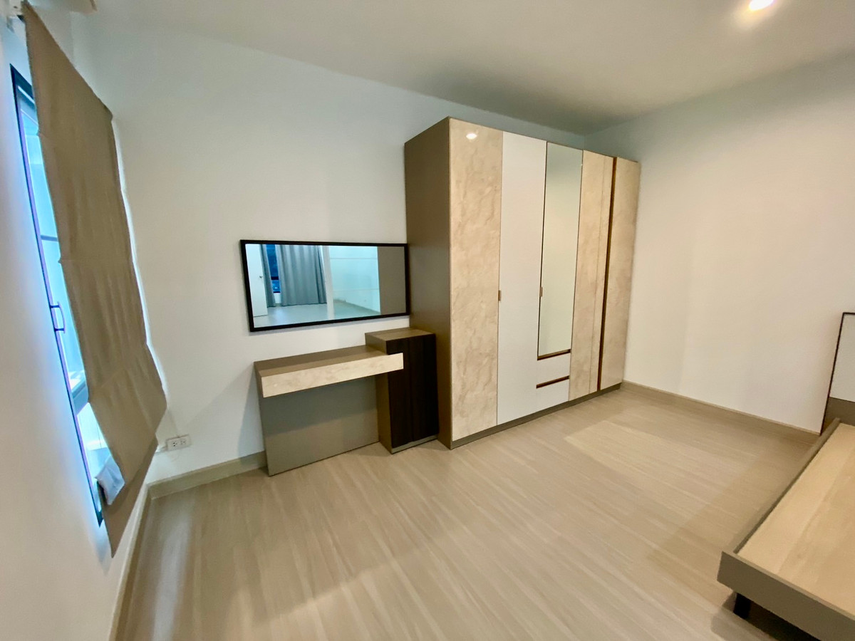 ให้เช่าทาวน์โฮมนวมินทร์ รามอินทรา : ให้เช่า ทาวน์โฮม 3 ชั้น สัมมากร อเวนิว รามอินทรา–วงแหวน เข้าออกได้หลายทาง คู้บอน เลียบด่วนกาญจนา ใกล้แฟชั่นไอส์แลนด์ รถไฟฟ้าสีชมพู และใกล้ทางด่วนฉลองรัชเพียง 5 นาที