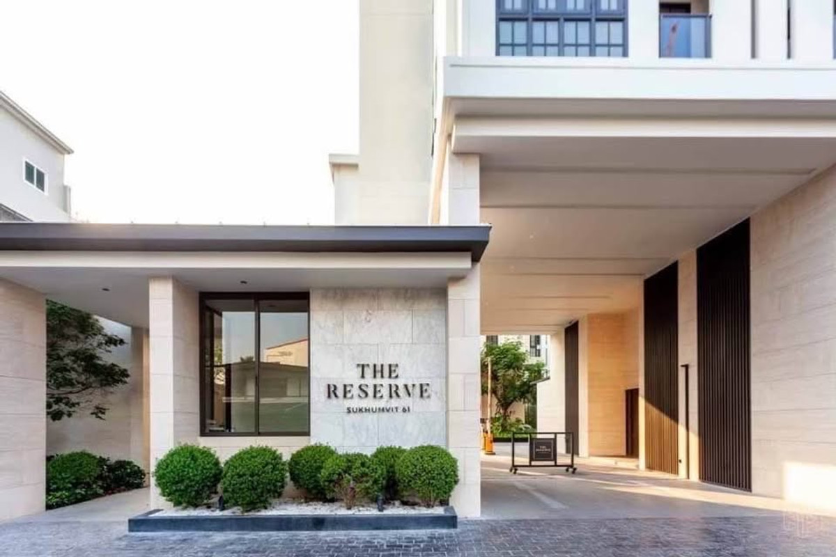 ให้เช่าคอนโดสุขุมวิท อโศก ทองหล่อ : ✨ Modern Classic Luxury Low-Rise Condominium 🏙️ For Rent | The Reserve Sukhumvit 61