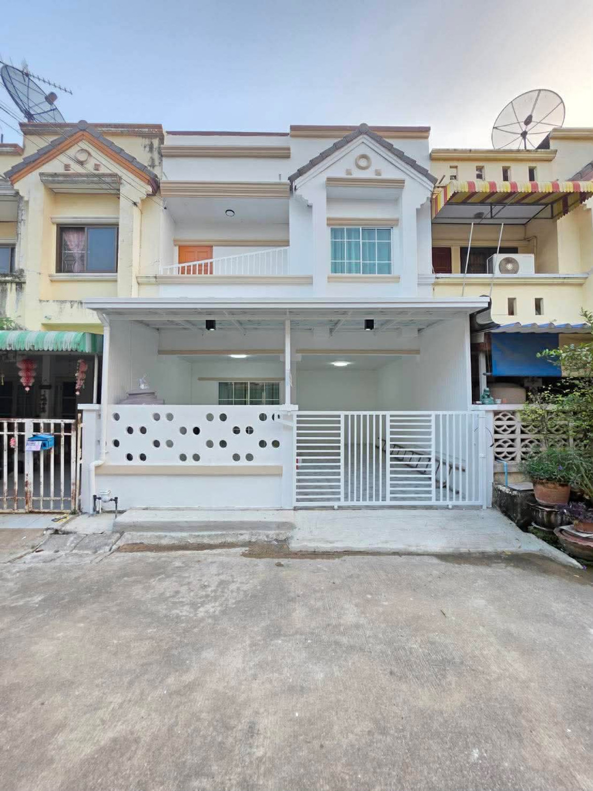 For SaleTownhomePathum Thani,Rangsit, Thammasat : ME2500749 Urgent sale!! 2-story townhome, Baan Fah Rangsit, Khlong 4, beautiful house in minimalist style, good location, next to the garden, next to the school.