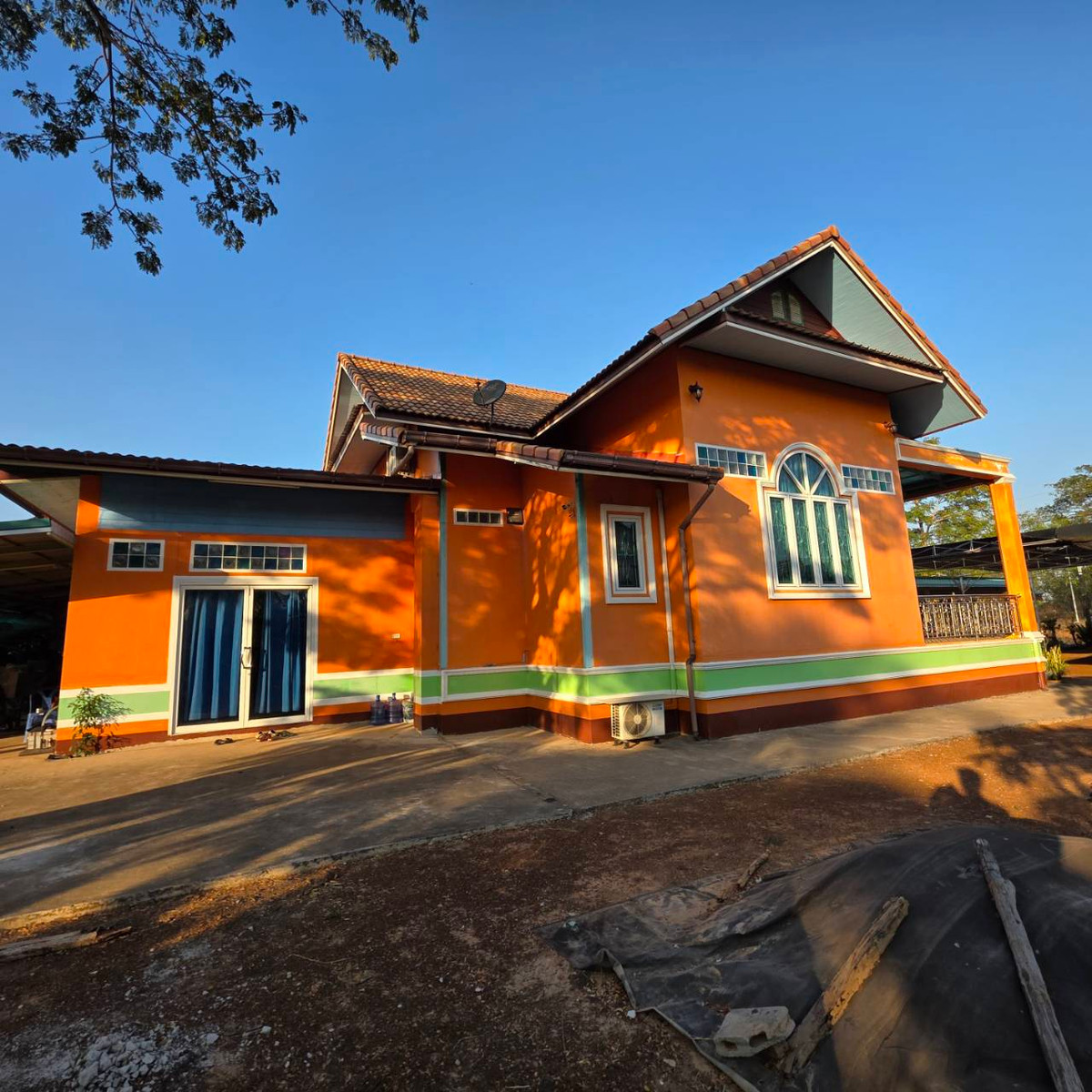 ขายบ้านสกลนคร : บ้านพร้อมที่ดิน เนื้อที่ 1 ไร่ 275 ตารางเมตร