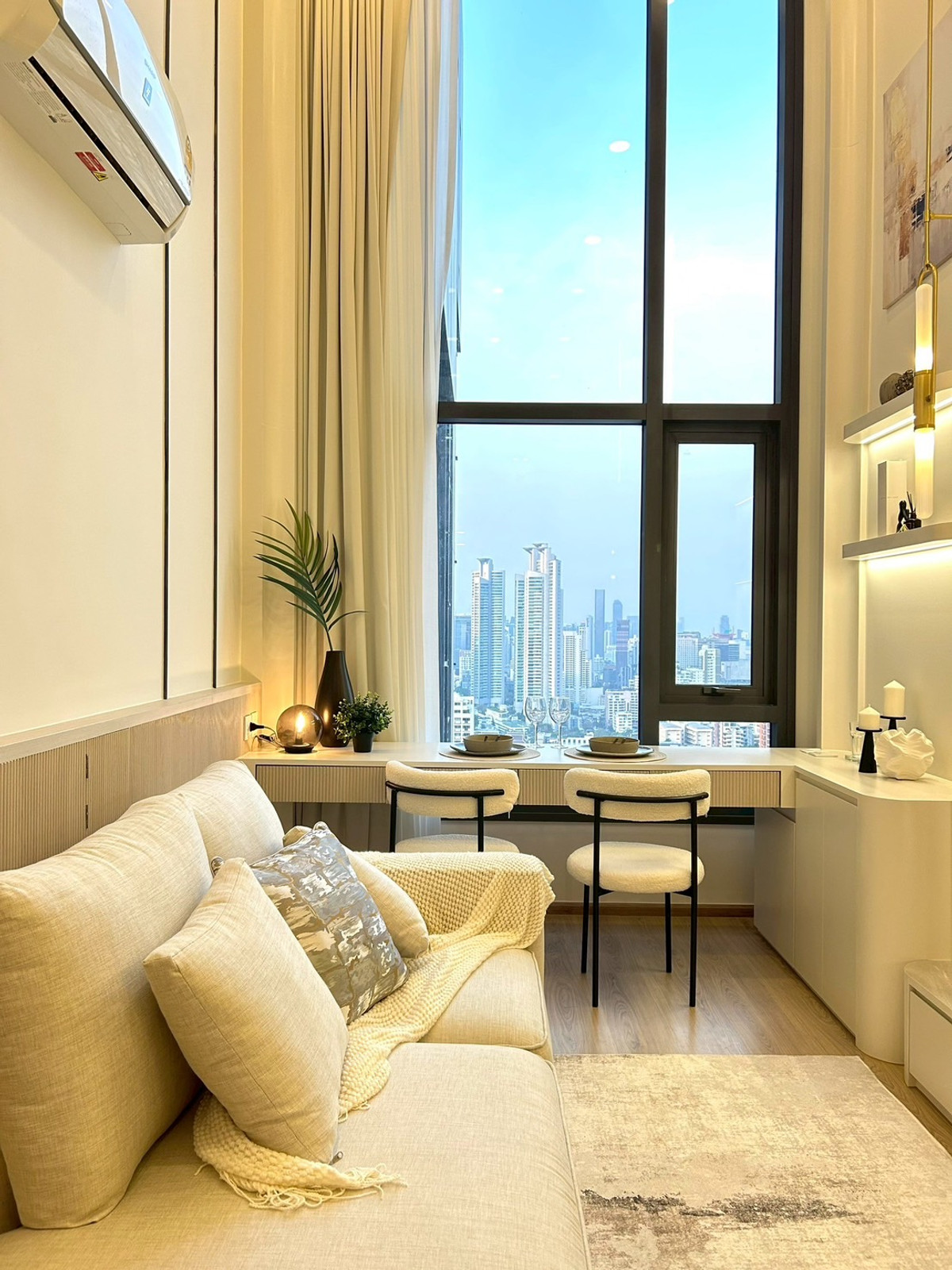 For RentCondoKhlongtoei, Kluaynamthai : Condo for rent Life Rama 4 - Asoke near MRT Queen Sirikit National Convention Center.