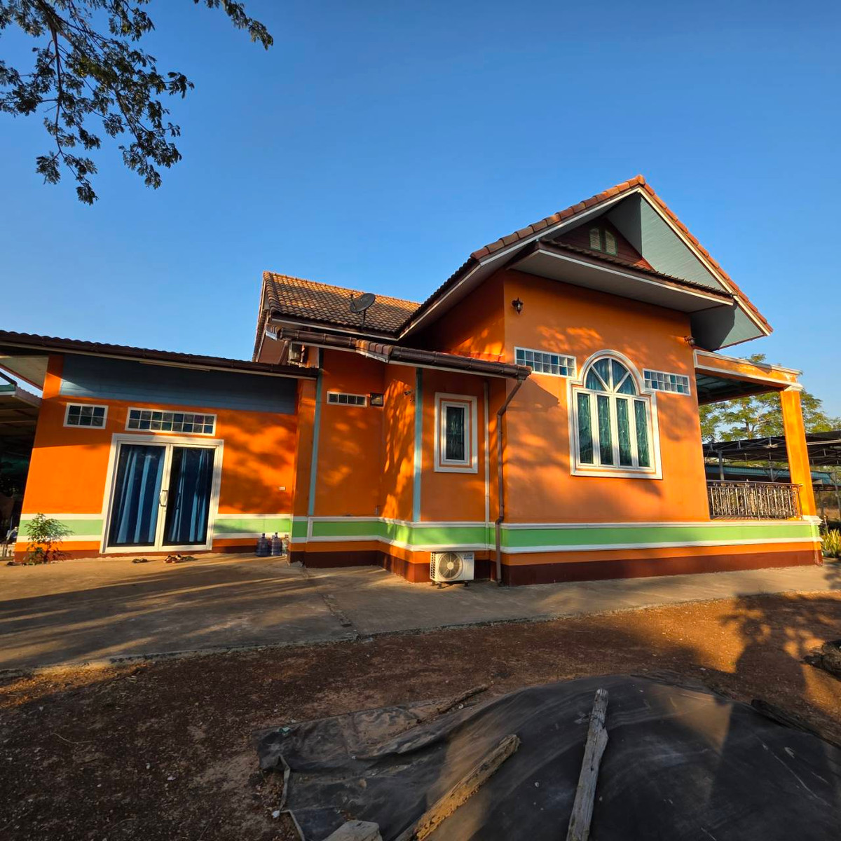 ขายบ้านสกลนคร : บ้านพร้อมที่ดิน เนื้อที่ 1 ไร่ 275 ตารางเมตร