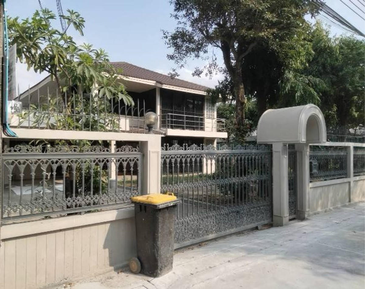 ให้เช่าบ้านรามคำแหง หัวหมาก : บ้านให้เช่า143ตรว.ถ.รามคำแหง60เข้าทางรามคำแหง68และกรุงเทพกรีฑา7สามารถจดในนามบริษัทได้ จอดรถได้หลายคัน ถนนหน้าบ้านกว้าง เดินทางสะดวก ว่างพร้อมเข้าอยู่