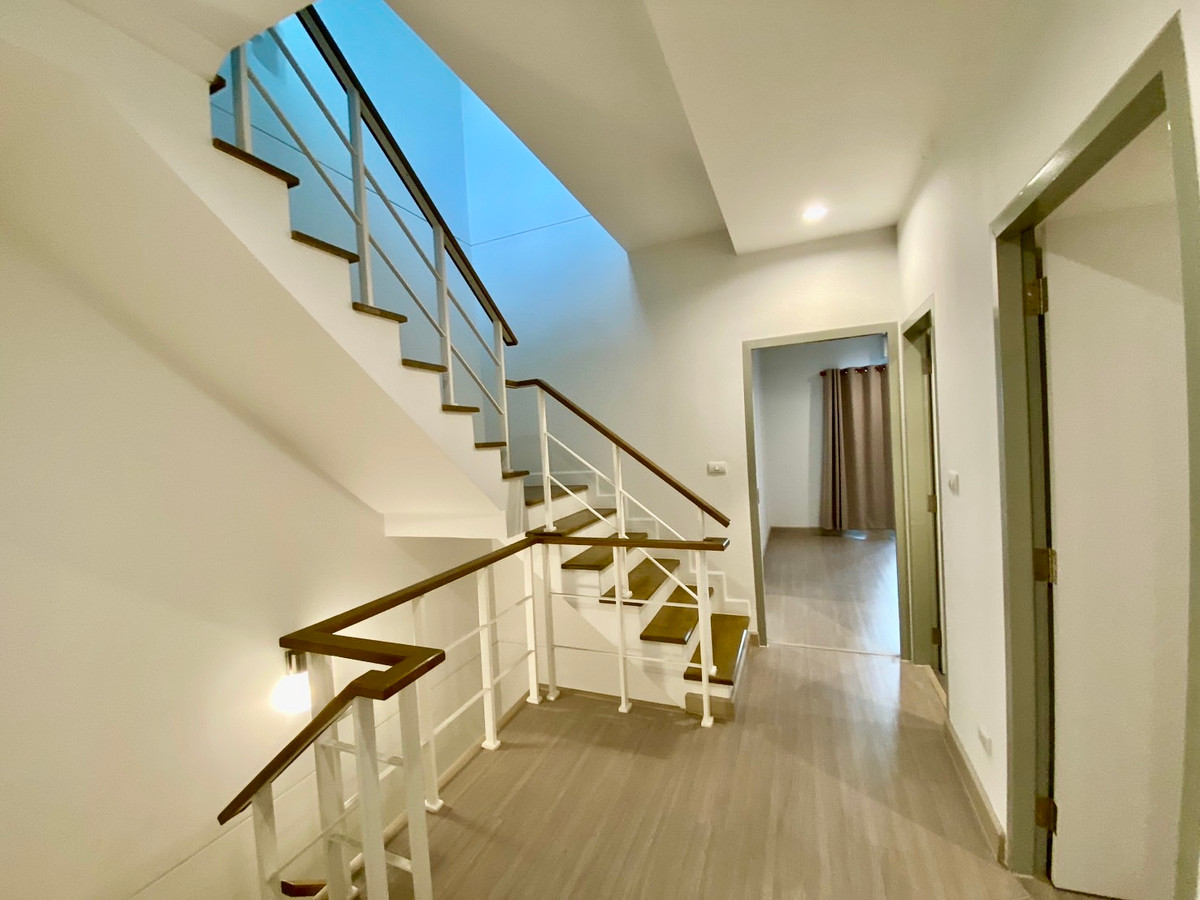 ให้เช่าทาวน์โฮมนวมินทร์ รามอินทรา : ให้เช่า ทาวน์โฮม 3 ชั้น สัมมากร อเวนิว รามอินทรา–วงแหวน เข้าออกได้หลายทาง คู้บอน เลียบด่วนกาญจนา ใกล้แฟชั่นไอส์แลนด์ รถไฟฟ้าสีชมพู และใกล้ทางด่วนฉลองรัชเพียง 5 นาที