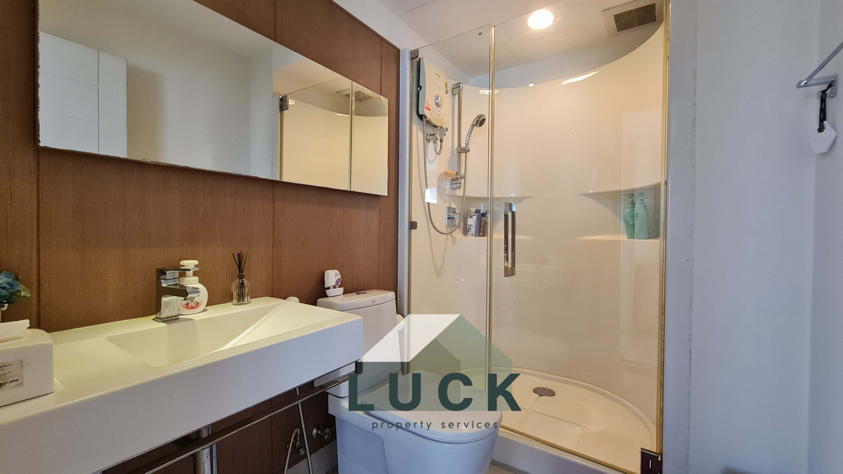 For SaleCondoWongwianyai, Charoennakor : LUCK 🏭Condo for sale, The Bangkok Sathorn-Taksin, next to the BTS, big room, comfortable to live in!!!