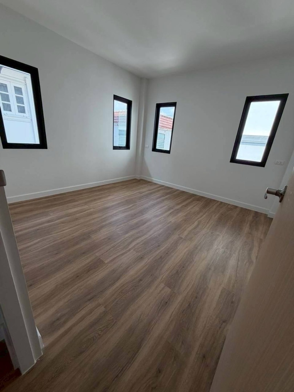 ขายบ้านรัชดา ห้วยขวาง : บ้านสร้างใหม่พร้อมขาย ทำเลใจกลางเมือง