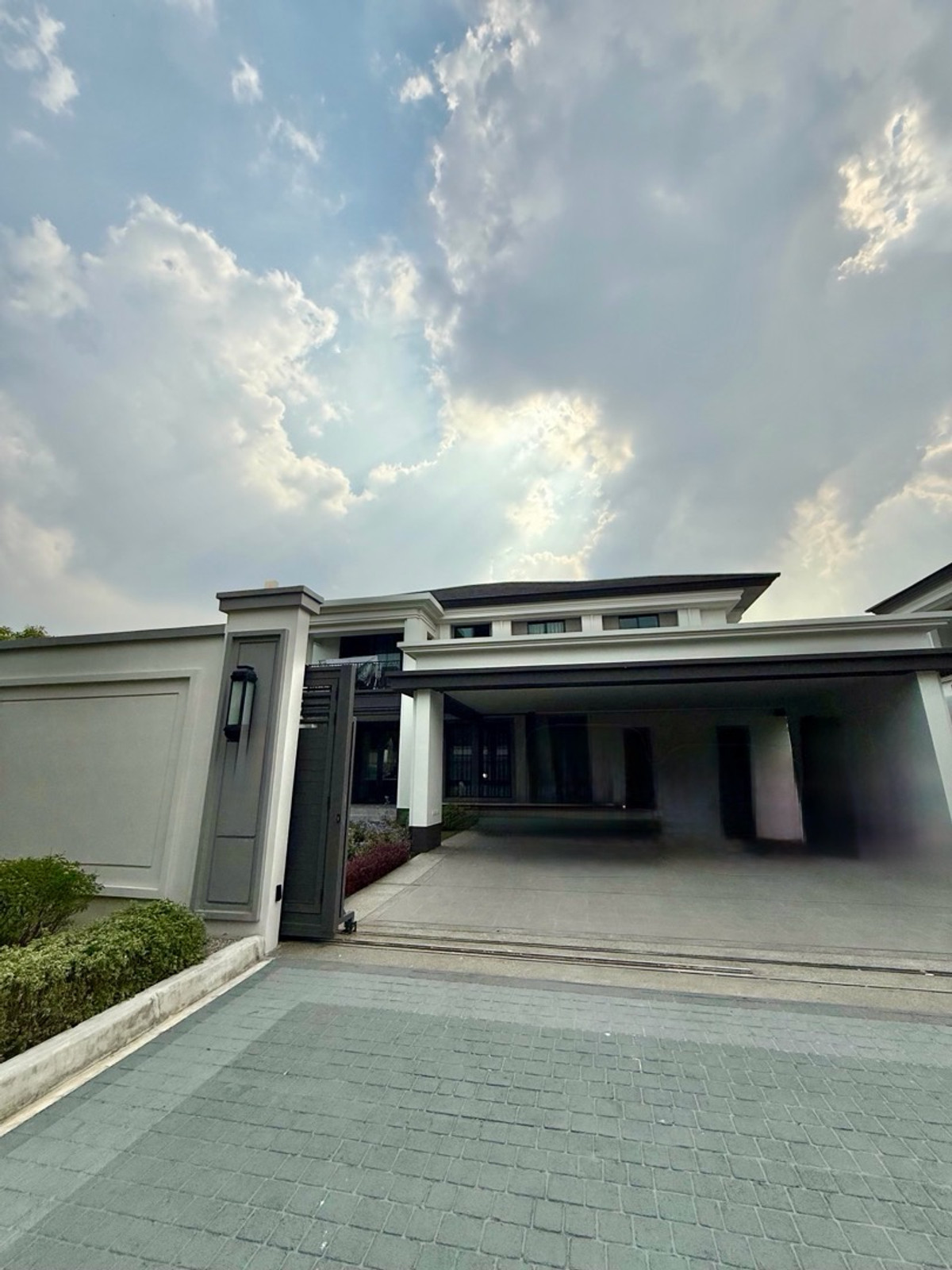 ให้เช่าบ้านพัฒนาการ ศรีนครินทร์ : ให้เช่าบ้านเดี่ยว 5 ห้องนอน พร้อมสระว่ายน้ำ ใกล้ Brighton College Bangkok ทำเล Krungthep Kreetha เลี้ยงสัตว์ได้