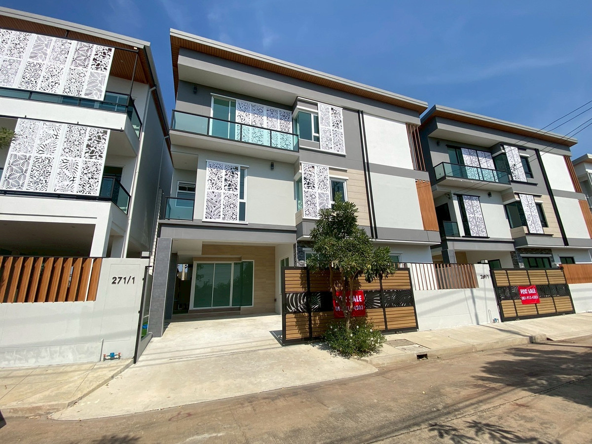 ขายบ้านพัฒนาการ ศรีนครินทร์ : บ้านเดี่ยว 3 ชั้น@พัฒนาการ 65🏡✨  👉🏻ทำเลทอง.....📍ใจกลางพัฒนาการ 65  