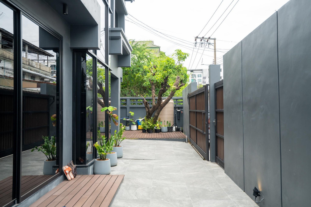 For SaleHouseChokchai 4, Ladprao 71, Ladprao 48, : FOR SALE HOUSE 4 BEDROOM 5 BATHROOM 250 SQ.M -- READY TO MOVE IN --