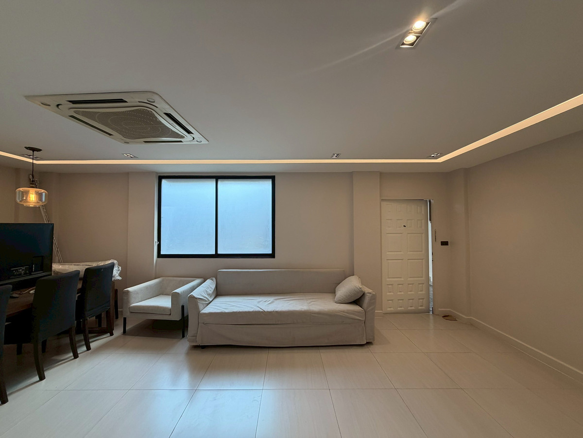 For RentTownhomeSukhumvit, Asoke, Thonglor : Townhouse 3-story Pet Friendly for Rent - in Sukhumvit Soi 49 - near BTS Thonglor