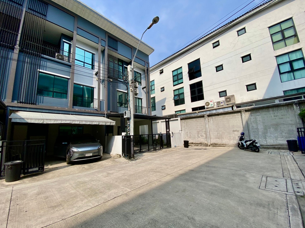 ให้เช่าทาวน์โฮมนวมินทร์ รามอินทรา : ให้เช่า ทาวน์โฮม 3 ชั้น สัมมากร อเวนิว รามอินทรา–วงแหวน เข้าออกได้หลายทาง คู้บอน เลียบด่วนกาญจนา ใกล้แฟชั่นไอส์แลนด์ รถไฟฟ้าสีชมพู และใกล้ทางด่วนฉลองรัชเพียง 5 นาที