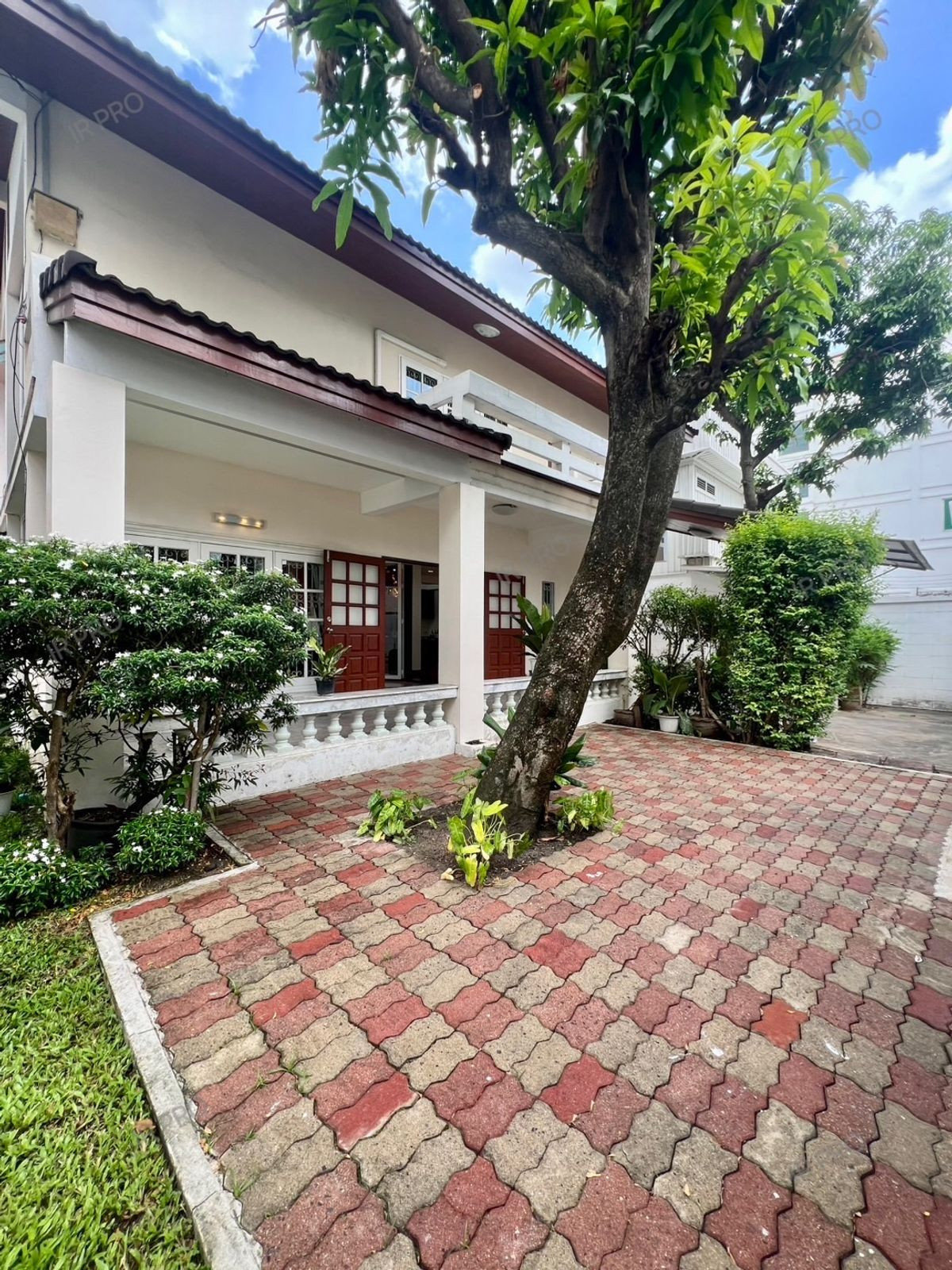 For RentHouseRatchadapisek, Huaikwang, Suttisan : 2-story detached house for rent Good location near MRT Ratchada. Pracharat Bamphen Road There are 2 bedrooms, 3 bathrooms, 1 maids room, fully air conditioned, rental price 60,000 baht/month.
