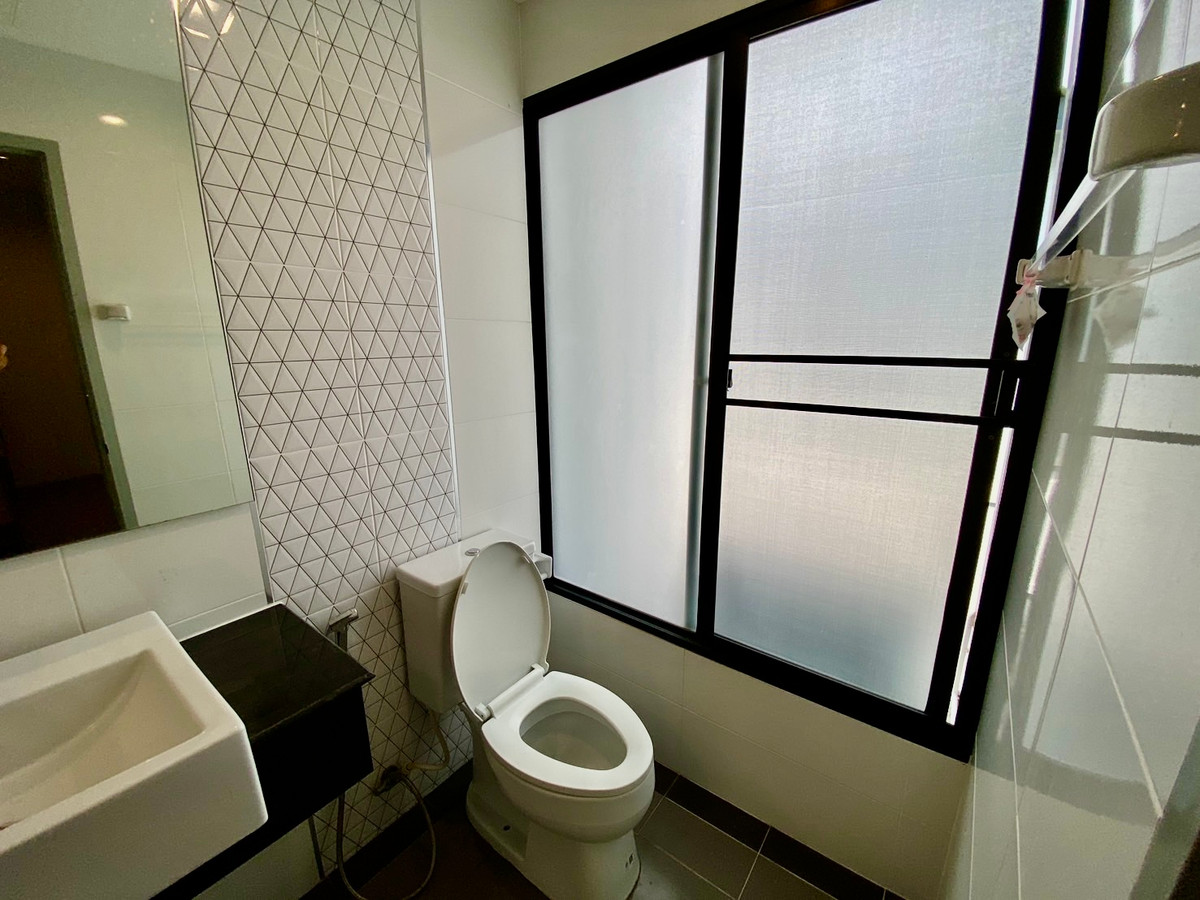 ให้เช่าทาวน์โฮมนวมินทร์ รามอินทรา : ให้เช่า ทาวน์โฮม 3 ชั้น สัมมากร อเวนิว รามอินทรา–วงแหวน เข้าออกได้หลายทาง คู้บอน เลียบด่วนกาญจนา ใกล้แฟชั่นไอส์แลนด์ รถไฟฟ้าสีชมพู และใกล้ทางด่วนฉลองรัชเพียง 5 นาที